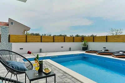 Villa mit Pool und Grill