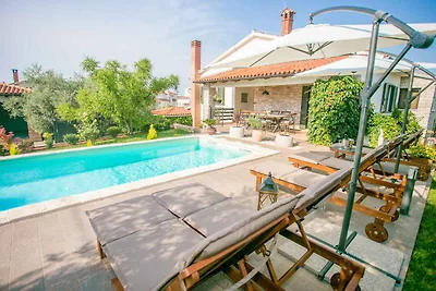 Villa mit Pool und Garten