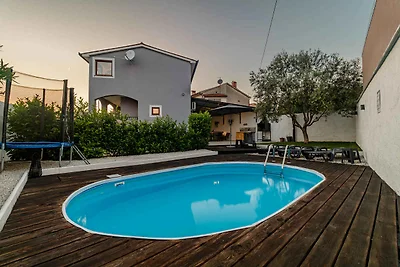 Villa mit Swimmingpool und Grillplatz