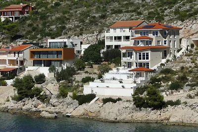 Ferienwohnung mit Pool und Meerblick