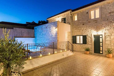 Villa mit Swimmingpool und Meerblick