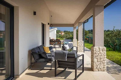 Villa mit Aussenpool und Whirlpool,