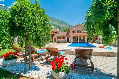 Villa mit Pool und Garten