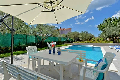 Villa mit Swimmingpool und Sonnenterrasse