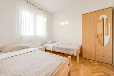 Villa mit Pool und Parkplatz