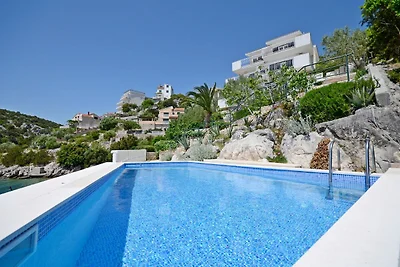 Villa mit Pool und Meerblick