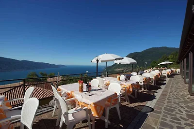 Ferienwohnung mit Seeblick und Pool