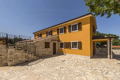 Villa mit Pool und Garten