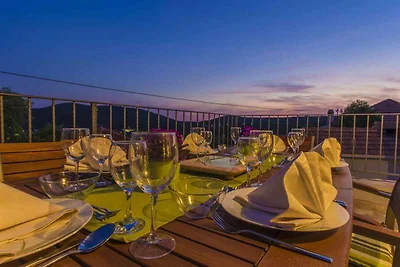 Ferienhaus mit Pool und Grill
