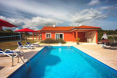 Ferienhaus mit Pool, Spielplatz und Terrasse