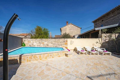 Villa mit Swimmingpool und grosser Terrasse