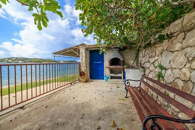 Erholsames Ferienhaus Josip R in Supetarska