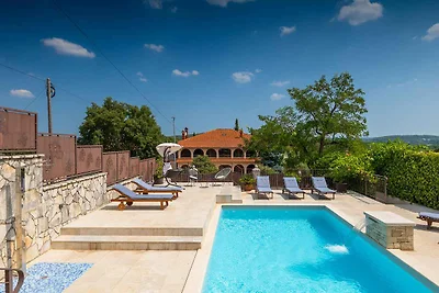 Villa mit Pool und Sonnenterrasse