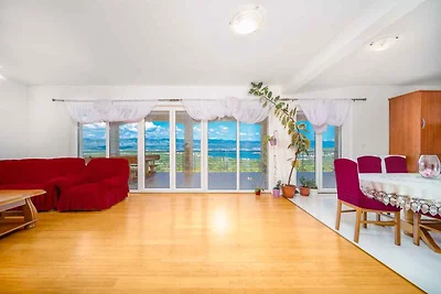 Ferienwohnung mit Pool und Meerausblick