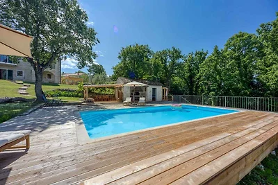 Villa mit Pool und Garten