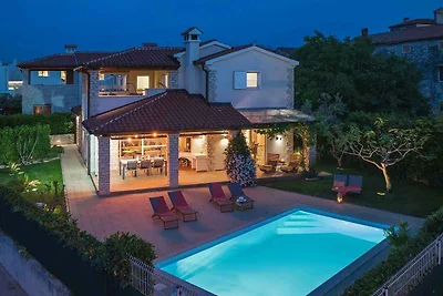 Villa mit Pool und Terrasse