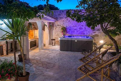 Komfortables Ferienhaus Lupe in Sukošan mit G