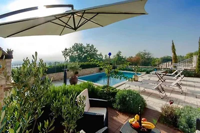 Villa mit Pool und schöner Aussicht