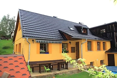 Ferienhaus mit Kamin und Garten