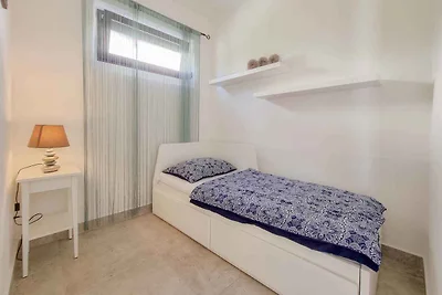 Ferienwohnung mit Terrasse mit Tisch und Stüh