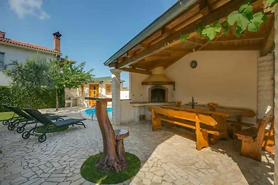 Villa mit Pool und Parkplatz