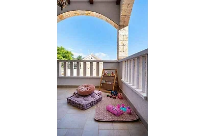 Traditionelle dalmatinische Steinvilla mit Po