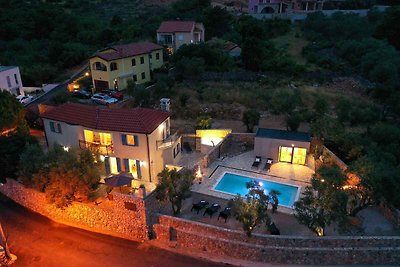 Villa mit Swimmingpool und Meerblick