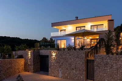 Villa mit Pool und Panoramablick