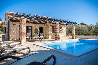 Ferienhaus mit Grillterrasse und Pool