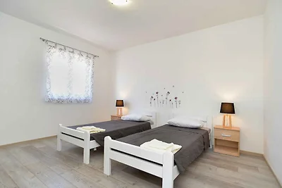 Villa mit Swimmingpool und grossem Garten