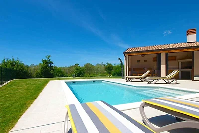 Villa mit Pool und Klimaanlage