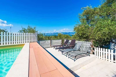 Ferienhaus mit Pool und Grill