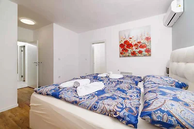 Villa mit Swimmingpool und Whirlpool