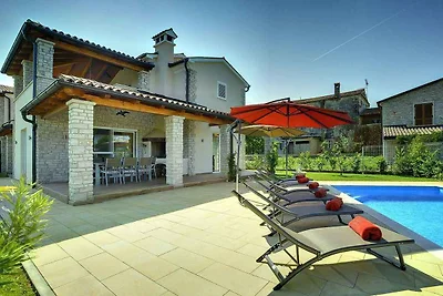 Villa mit Pool und Terrasse