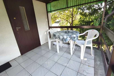 Ferienhaus mit Gartenmöbeln in der Nähe vom