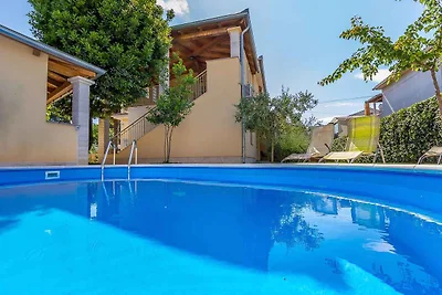 Villa mit Pool und mediterranem Garten
