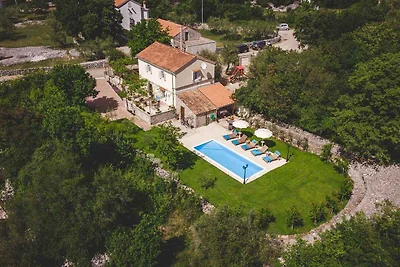 Villa mit Pool und Klimaanlage