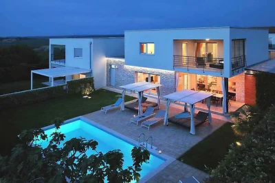 Villa mit Pool und Grill