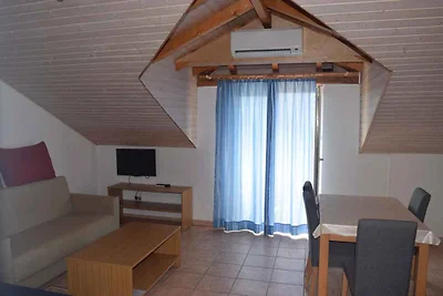 Ferienwohnung mit Gartenmöbeln und Grill