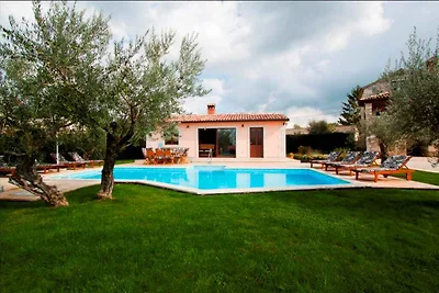 Villa mit Pool und Whirlpool