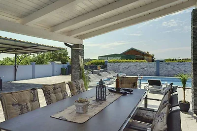 Villa mit Pool, gemütlichen Terrassen und