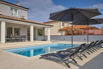 Villa mit Klimaanlage und Pool
