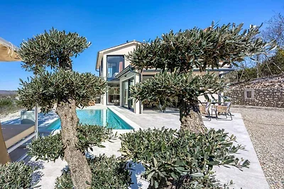 Villa mit beheiztem Pool und Jacuzzi