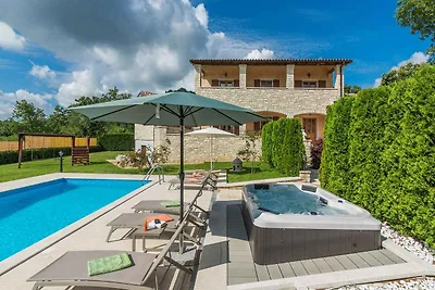 Villa mit Pool und Whirpool