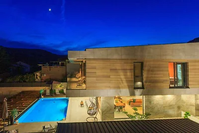 Villa mit Pool und Wellness