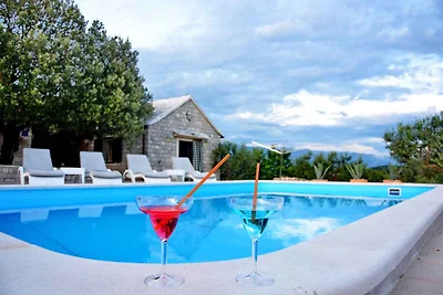Villa mit Pool in abgeschiedener und ruhiger