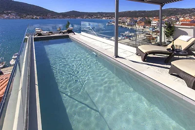 Ferienhaus mit Pool und Meerblick