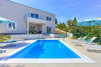 Villa mit Pool in einer ruhigen Gegend in der