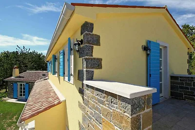Ferienhaus mit Terrasse und Pool