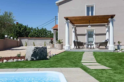 Villa mit Pool und Garten